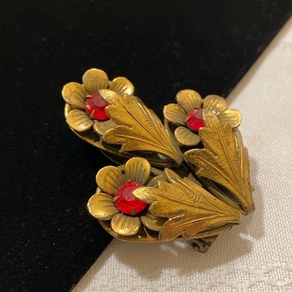 Vintage Brass And Rhinestone Flower Sweater Clip - Picture 2 of 11